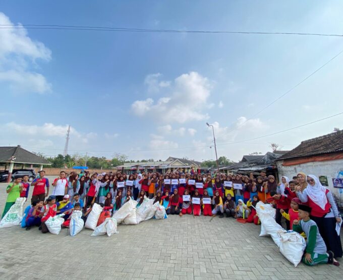 UPT SMPN 1 Montong Gelar Bakti Sosial dalam Rangka HUT ke-80 RI