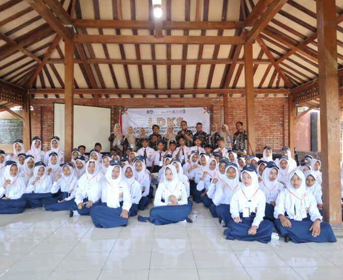 Mencetak Pemimpin Muda: OSIS UPT SMPN 1 Montong Gelar LDKS di Puncak Banyu Langse