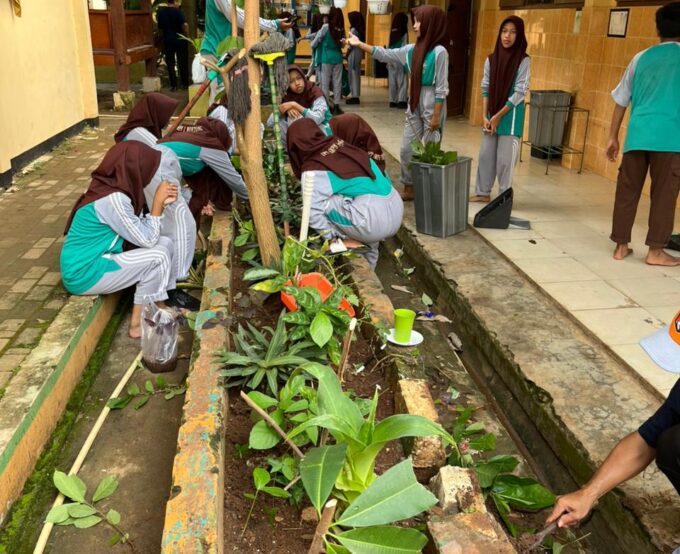 UPT SMPN 1 Montong Gelar Aksi Hijau, Tanam dan Rawat Tanaman Demi Lingkungan Sekolah Asri
